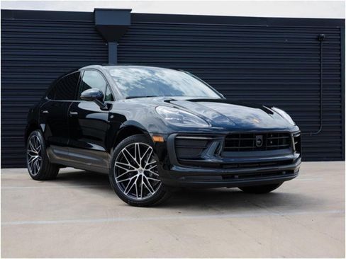 Certified 2025 Porsche Macan image 9