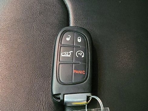 Used 2019 Jeep Cherokee Latitude Plus w/ Comfort/Convenience Group FWD image 32