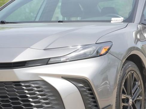 Used 2025 Toyota Camry SE image 4