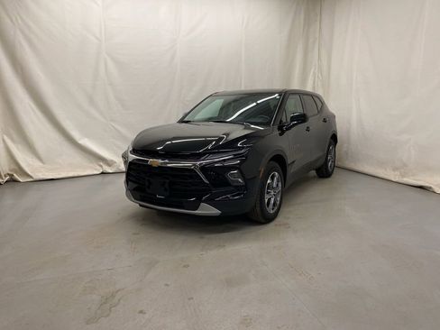 Used 2025 Chevrolet Blazer LT image 2
