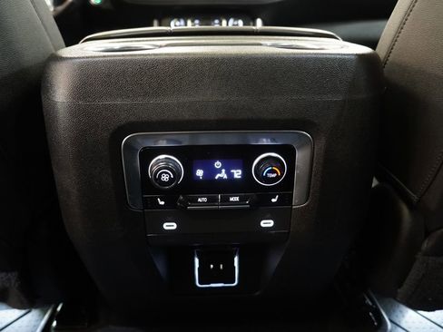 Used 2021 Chevrolet Suburban Z71 w/ Z71 Signature Package AWD/4WD image 33