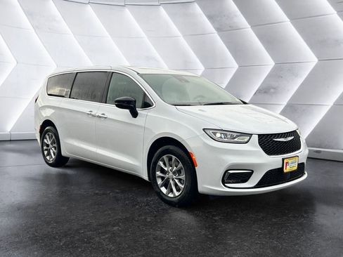 New 2026 Chrysler Pacifica Select image 8