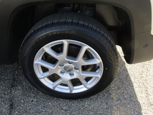 Used 2019 Jeep Renegade Latitude w/ UConnect 8.4 Nav Group image 9