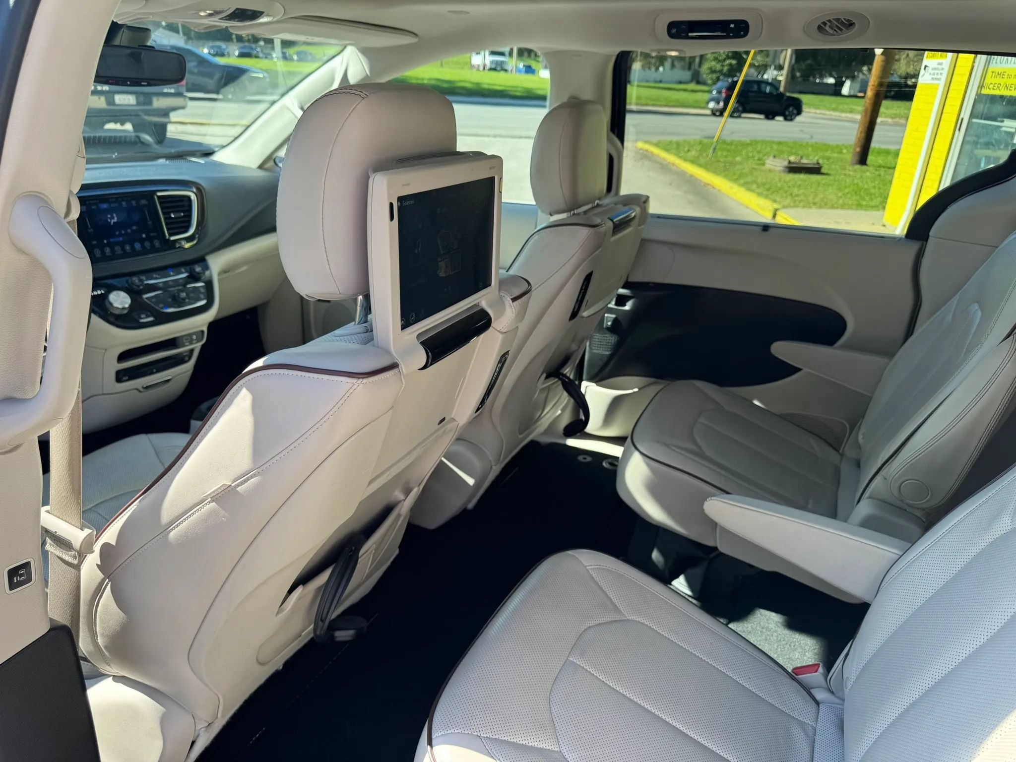 Used 2017 Chrysler Pacifica Limited FWD image 19