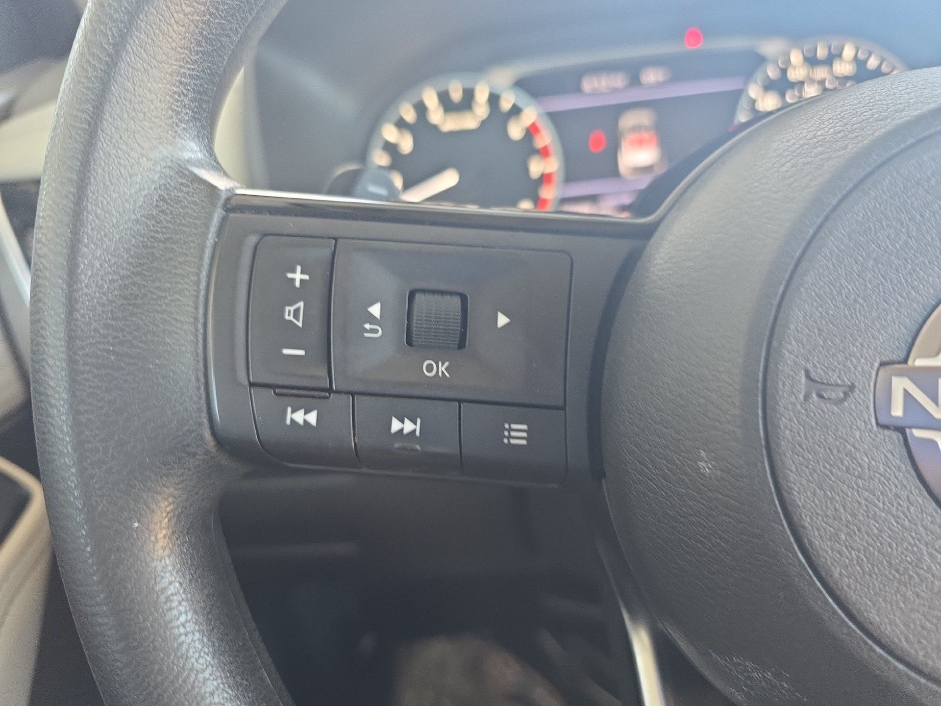 Used 2023 Nissan Rogue SV FWD image 16