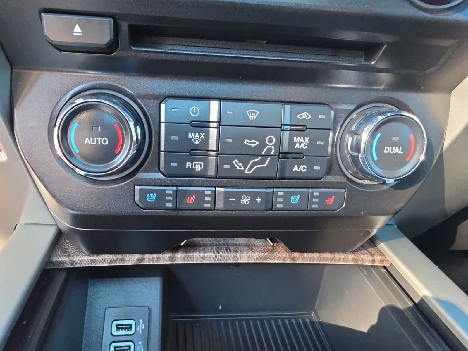 Used 2017 Ford F250 Lariat w/ Lariat Ultimate Package AWD/4WD image 28