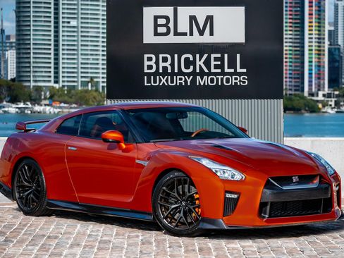 Used 2017 Nissan GT-R Premium w/ Premium Interior Package image 1