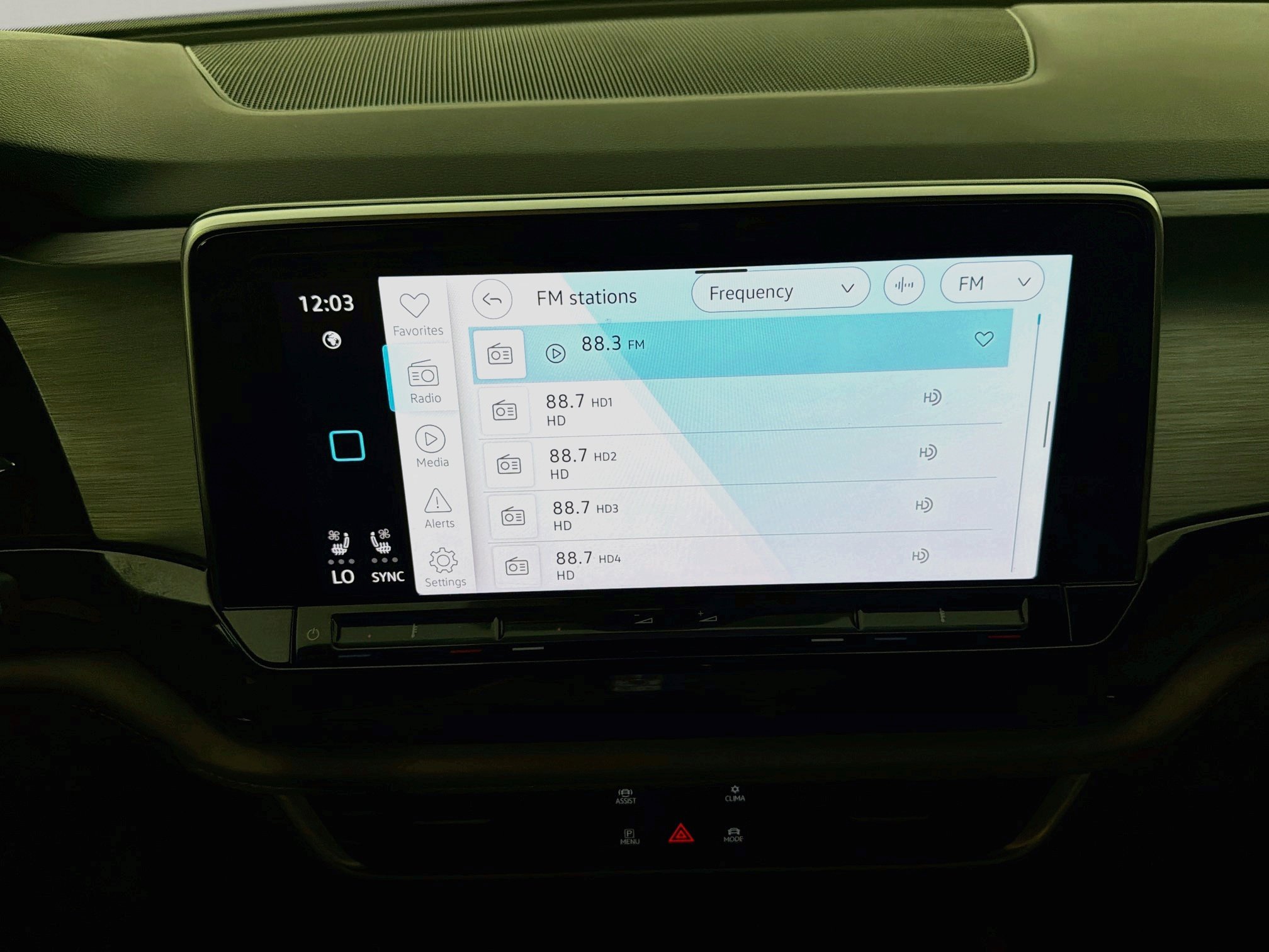 Used 2024 Volkswagen Atlas Cross Sport SE w/ Panoramic Sunroof Package FWD image 21