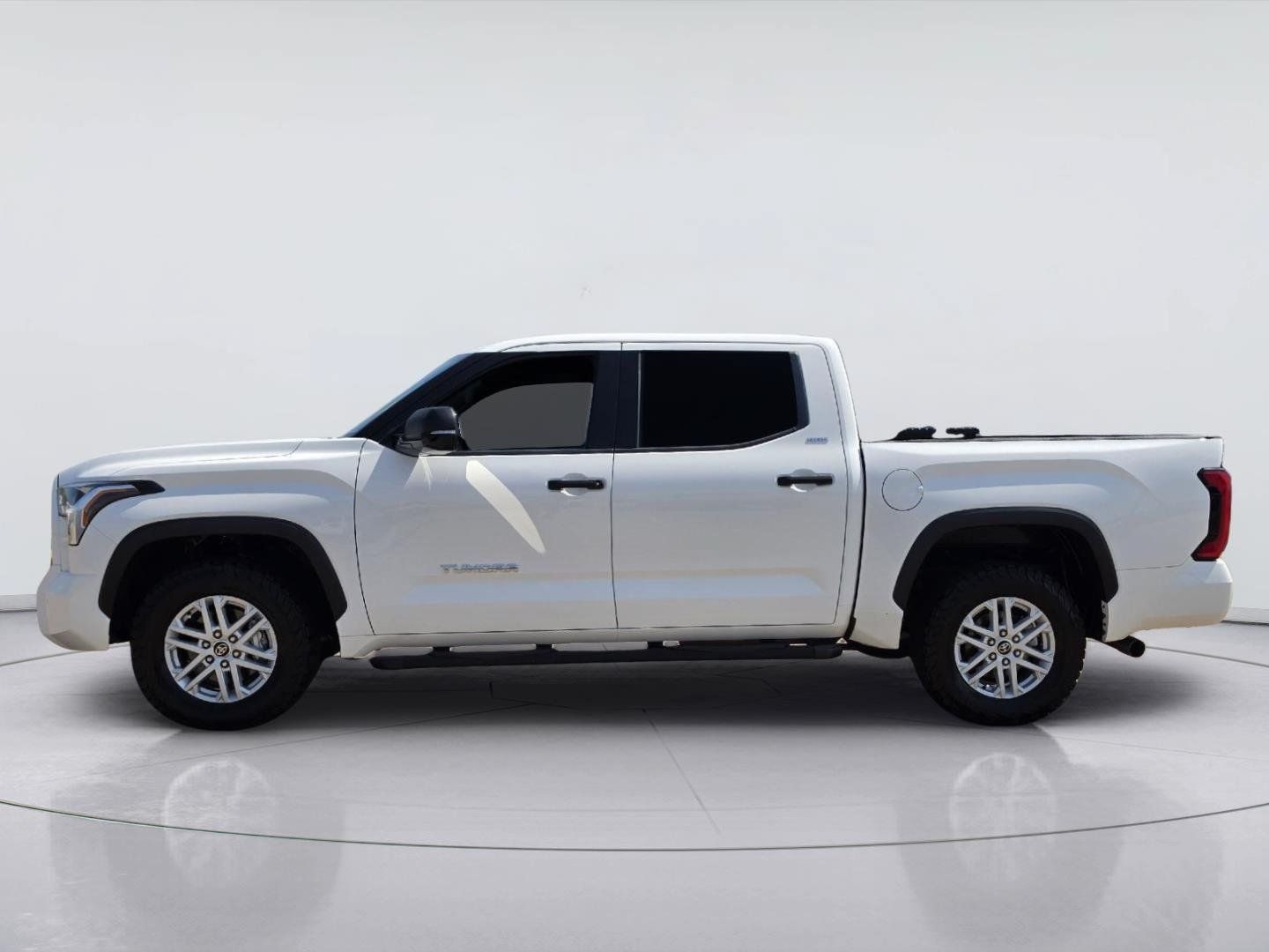 Used 2022 Toyota Tundra SR5 w/ SR5 Convenience Package AWD/4WD image 2