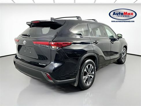 Used 2022 Toyota Highlander XLE image 2