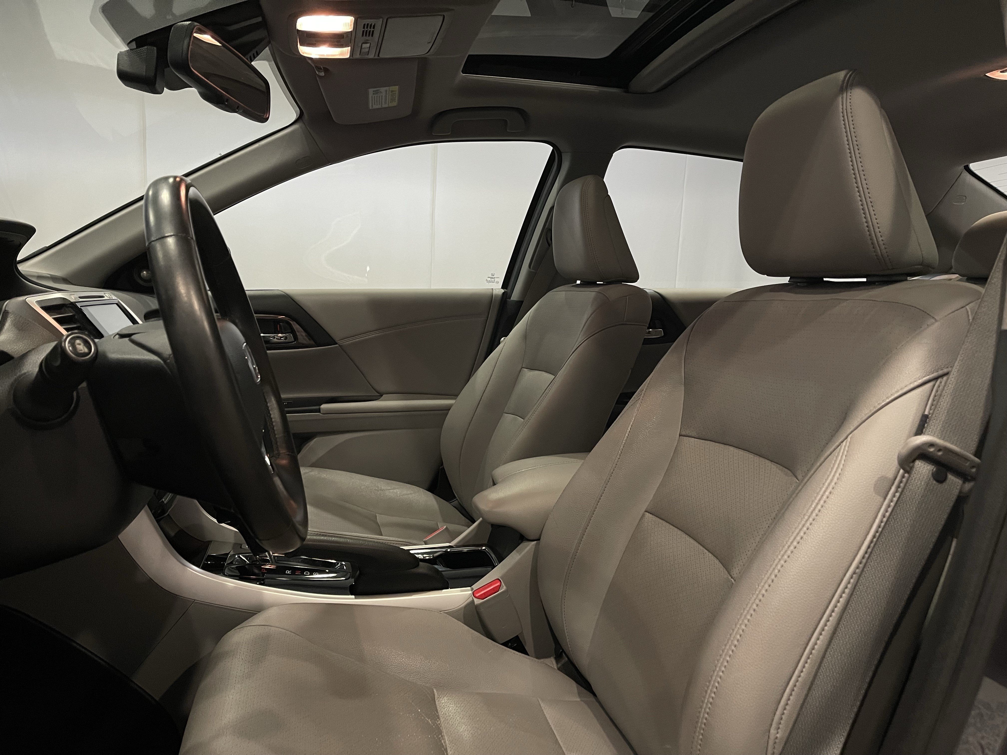 Used 2017 Honda Accord Touring image 14