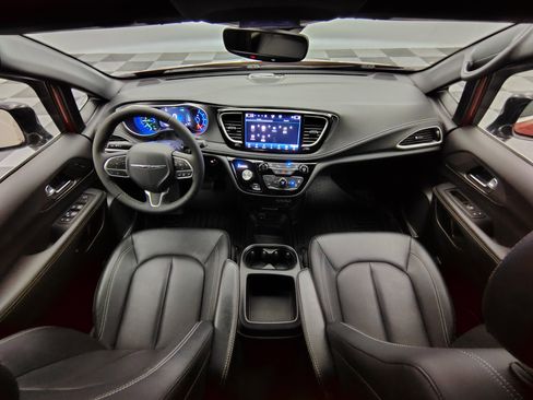 Used 2025 Chrysler Pacifica Select w/ Uconnect Theater Family Group FWD image 2