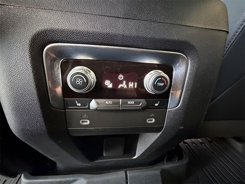 Used 2023 GMC Yukon XL SLT w/ SLT Luxury Package image 20