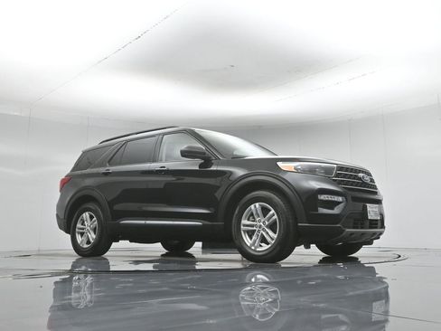 Used 2024 Ford Explorer XLT w/ Equipment Group 202A RWD image 4