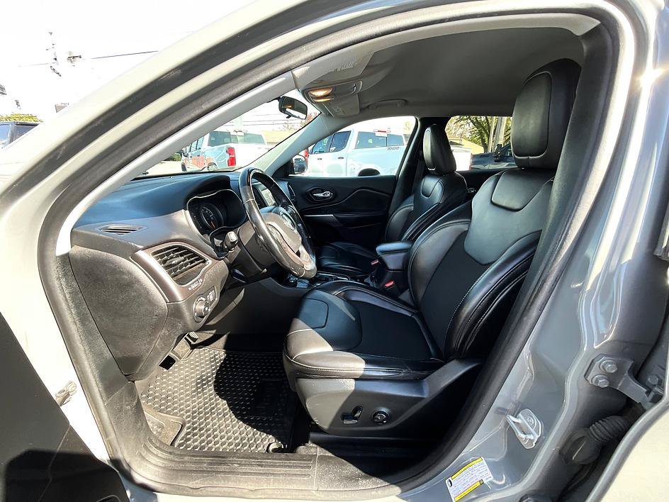 Used 2020 Jeep Cherokee Latitude Plus w/ Cold Weather Group AWD/4WD image 3