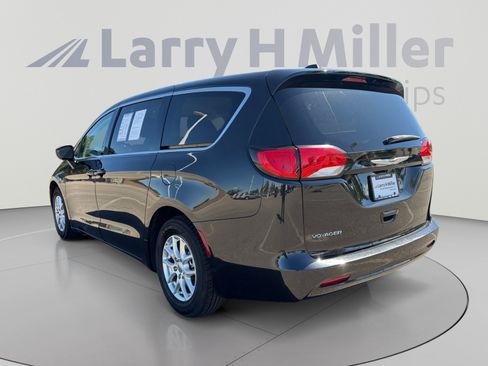 Used 2022 Chrysler Voyager LX FWD image 4