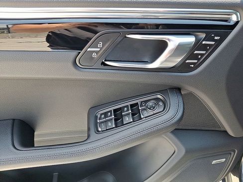 Used 2025 Porsche Macan image 15
