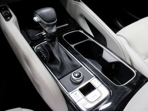 Used 2024 Kia Telluride EX w/ EX Captain's Chair Package FWD image 32