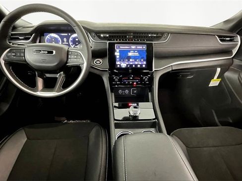 New 2025 Jeep Grand Cherokee Altitude image 6