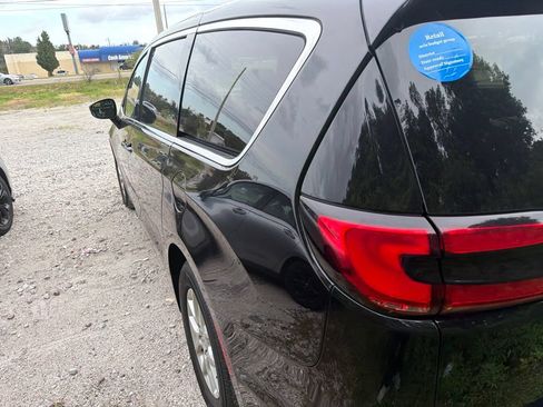 Used 2025 Chrysler Pacifica Select FWD image 6