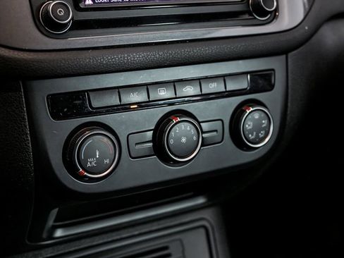 Used 2017 Volkswagen Tiguan Limited image 19