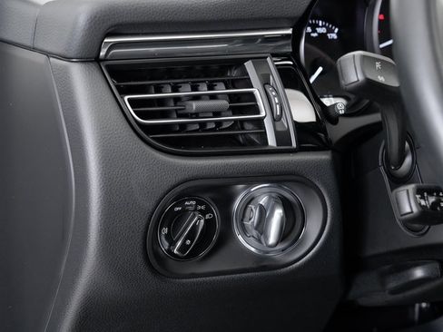 Used 2025 Porsche Macan image 12