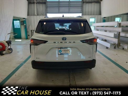 Used 2025 Toyota Sienna XLE image 10