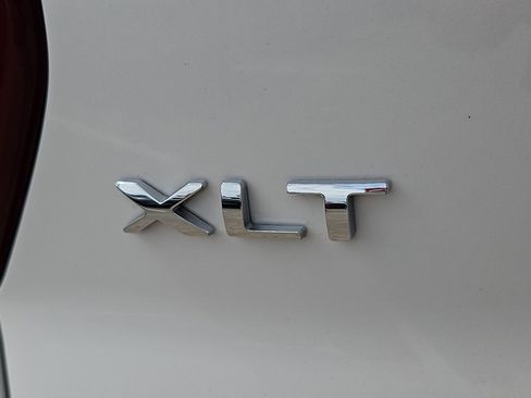 Used 2018 Ford Explorer XLT FWD image 11
