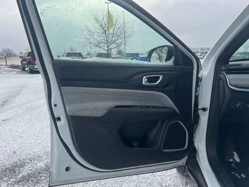 Used 2024 Jeep Compass Latitude image 8