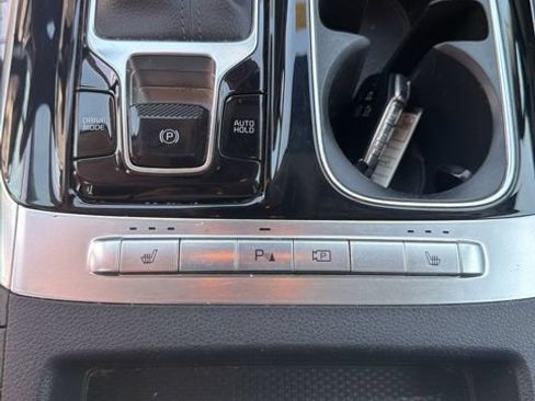 Used 2023 Kia Carnival EX FWD image 23