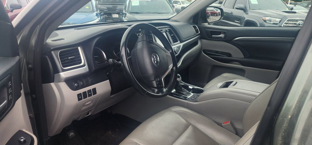 Used 2018 Toyota Highlander Limited AWD/4WD image 3