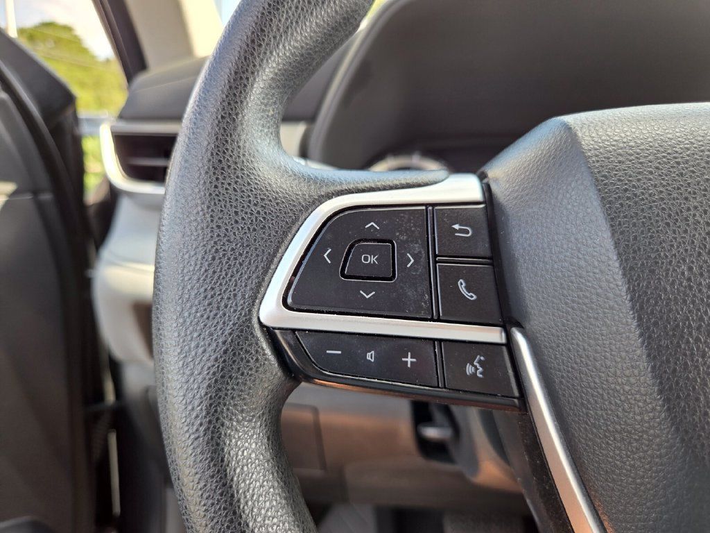 Used 2023 Toyota Highlander L FWD image 23