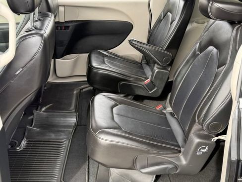 Used 2024 Chrysler Pacifica Touring-L image 22