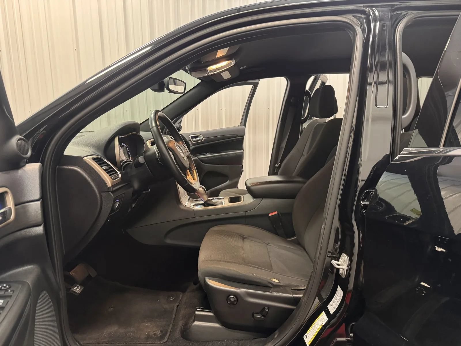 Used 2017 Jeep Grand Cherokee Laredo w/ Quick Order Package 23E AWD/4WD image 32