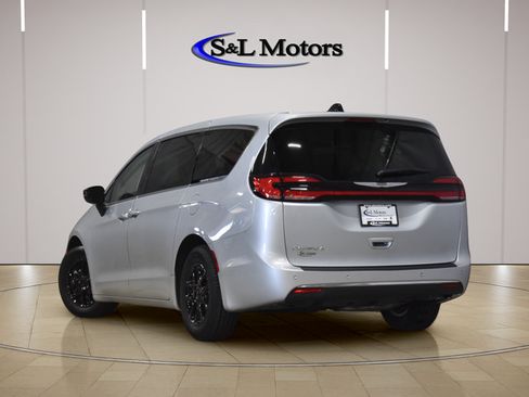 Certified 2024 Chrysler Pacifica Touring-L FWD image 6