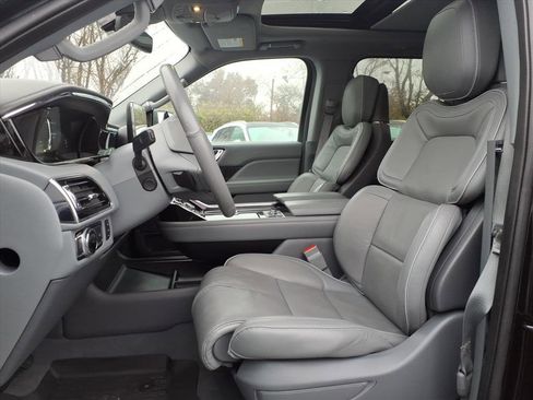 Used 2019 Lincoln Navigator Reserve image 12
