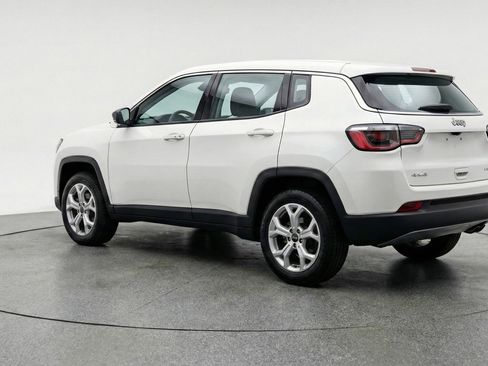 Used 2025 Jeep Compass Latitude AWD/4WD image 6