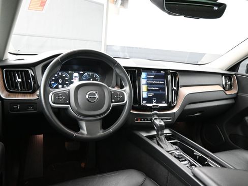 Used 2021 Volvo XC60 T5 Momentum w/ Premium Package image 18