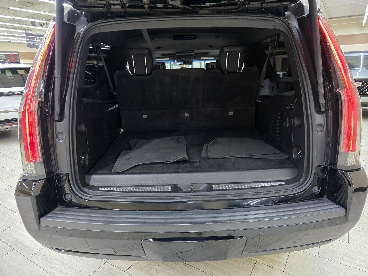 Used 2018 Cadillac Escalade ESV Platinum AWD/4WD image 14