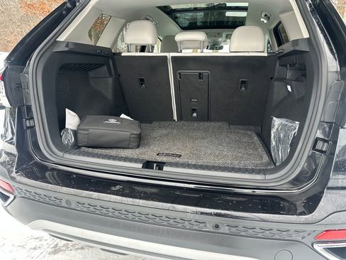 Used 2025 Volkswagen Taos SE w/ Panoramic Sunroof Package image 15