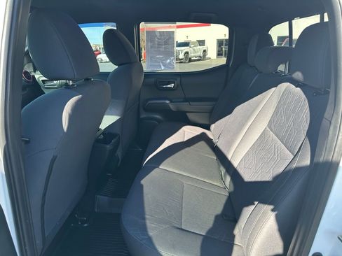 Used 2017 Toyota Tacoma TRD Sport w/ Tow Package (A/T) image 13