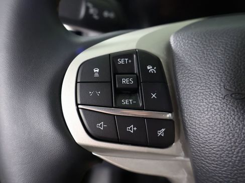 Used 2025 Ford Explorer Active AWD/4WD image 45