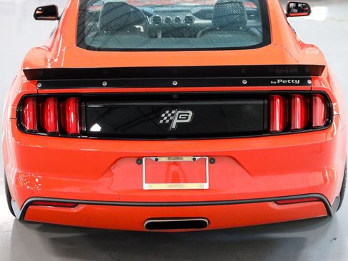 Used 2016 Ford Mustang GT Premium w/ GT Performance Package RWD image 9