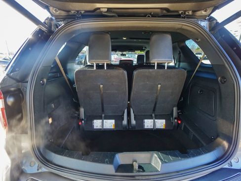 Used 2018 Ford Explorer XLT w/ Equipment Group 202A image 10