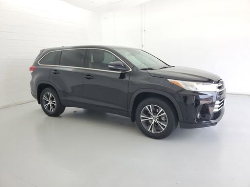 Used 2019 Toyota Highlander Plus FWD image 4