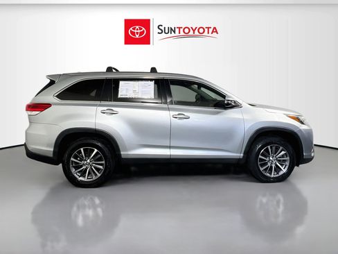 Used 2019 Toyota Highlander XLE FWD image 2