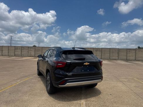 Used 2025 Chevrolet Trax LT FWD image 15