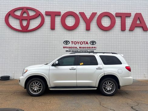 Used 2014 Toyota Sequoia Platinum RWD image 3
