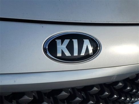 Used 2017 Kia Sedona L image 10