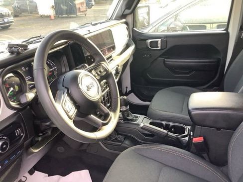 Used 2024 Jeep Wrangler Unlimited image 2